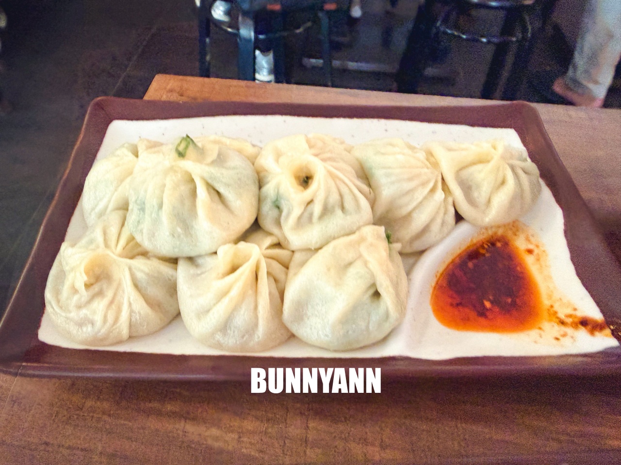 很少外地人知道，就是小籠湯包店，點個一籠就很夠吃，酸辣湯也是不錯