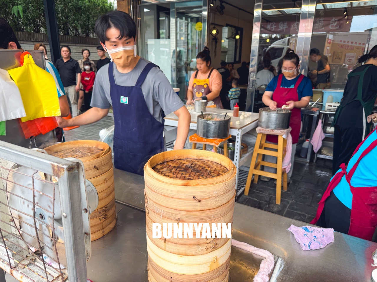 很少外地人知道，就是小籠湯包店，點個一籠就很夠吃，酸辣湯也是不錯