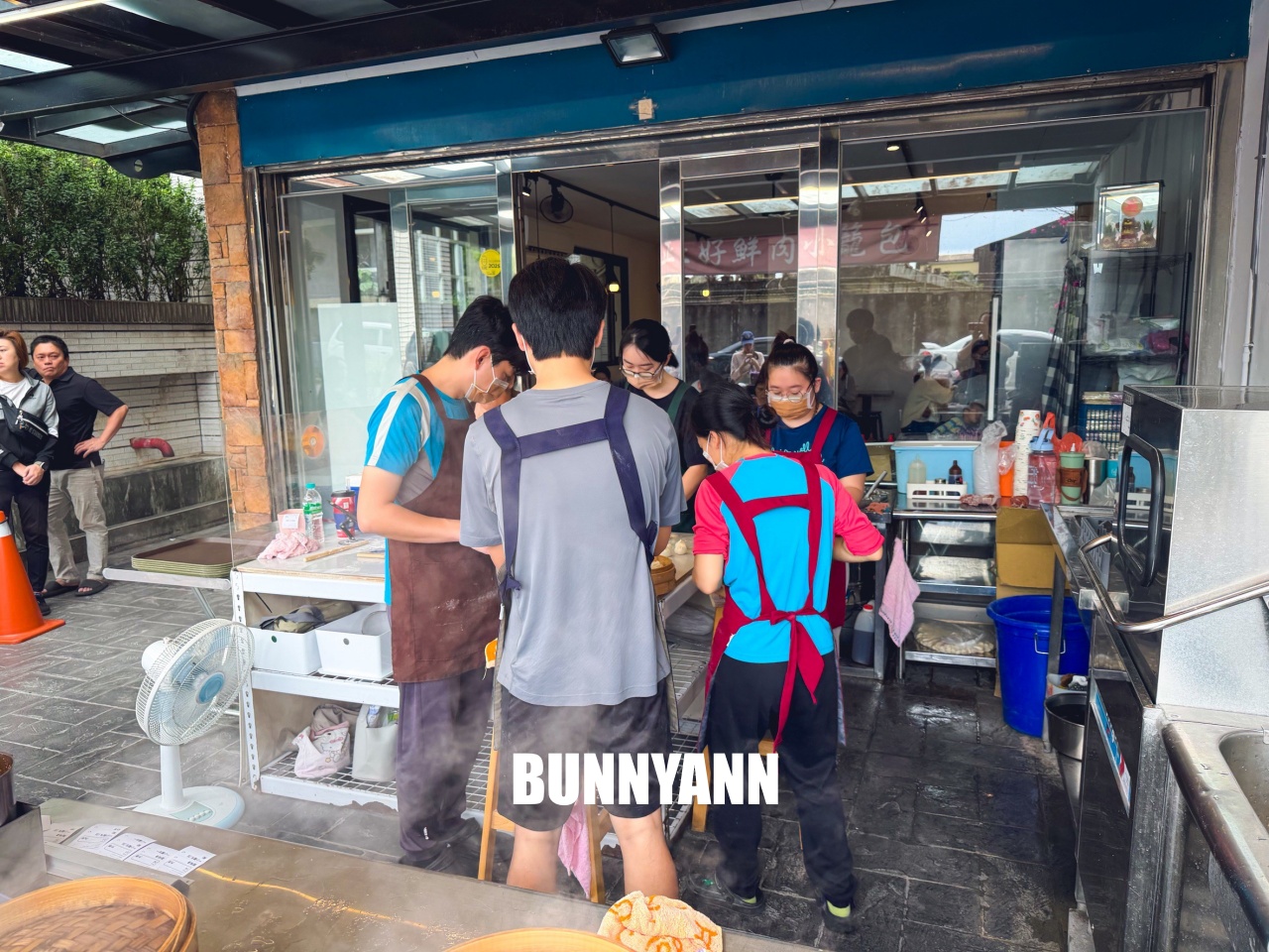 很少外地人知道，就是小籠湯包店，點個一籠就很夠吃，酸辣湯也是不錯