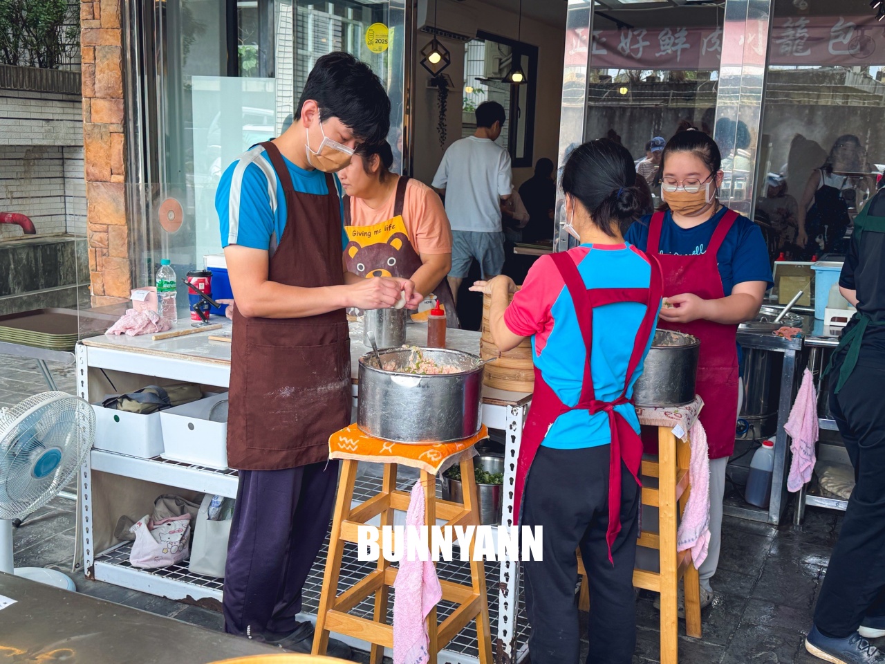 很少外地人知道，就是小籠湯包店，點個一籠就很夠吃，酸辣湯也是不錯