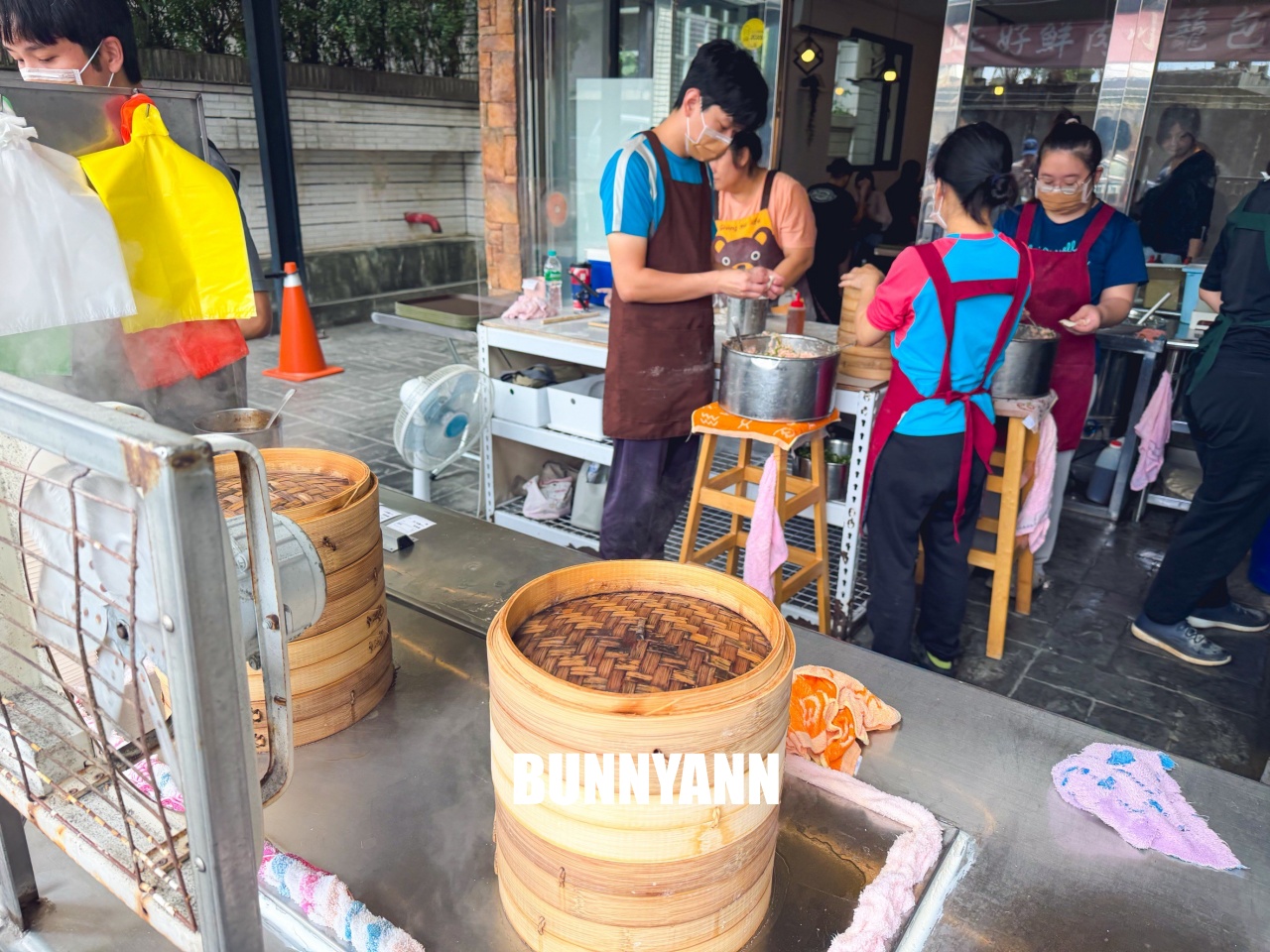 很少外地人知道，就是小籠湯包店，點個一籠就很夠吃，酸辣湯也是不錯