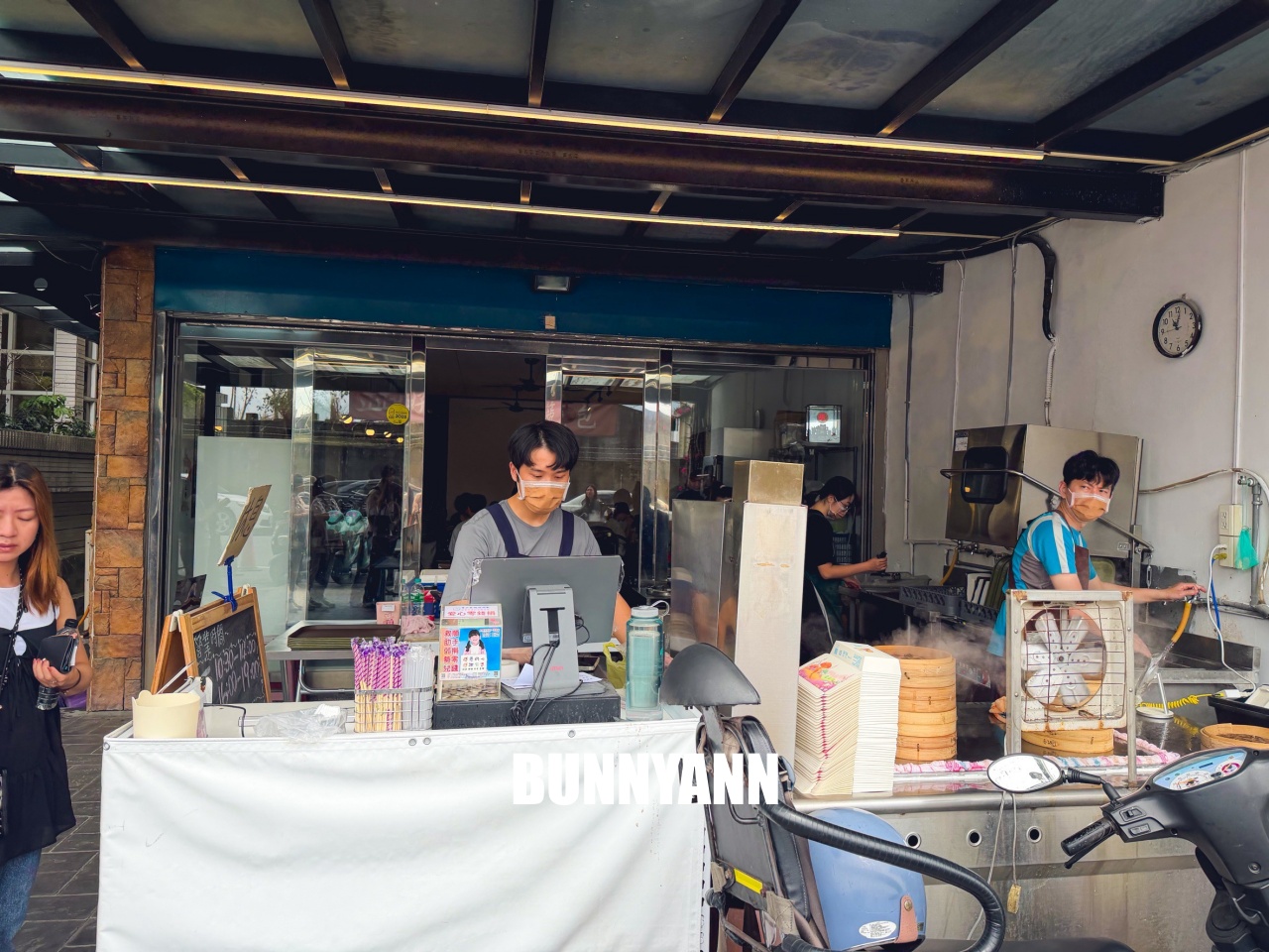 很少外地人知道，就是小籠湯包店，點個一籠就很夠吃，酸辣湯也是不錯