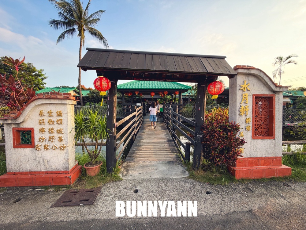 朋友這間泰國蝦餐廳很便宜，500元有十幾隻蝦子，山菜熱炒也是主打