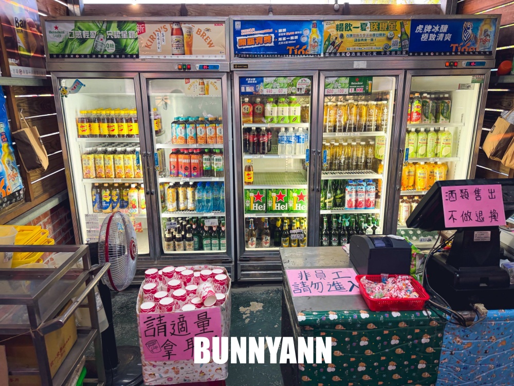 朋友這間泰國蝦餐廳很便宜，500元有十幾隻蝦子，山菜熱炒也是主打