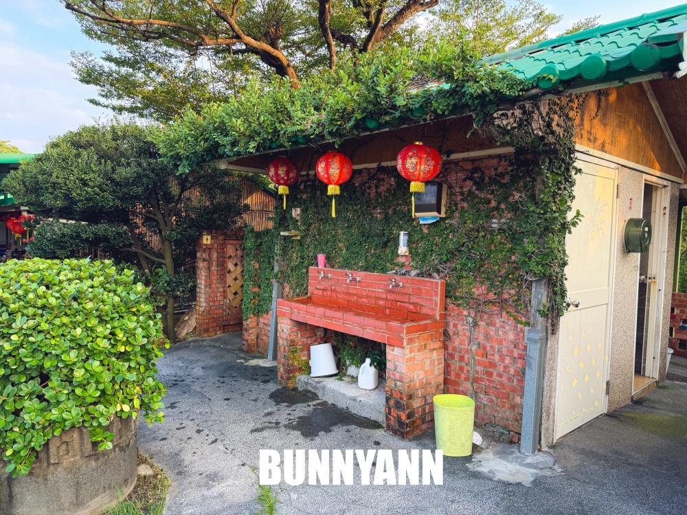 朋友這間泰國蝦餐廳很便宜，500元有十幾隻蝦子，山菜熱炒也是主打