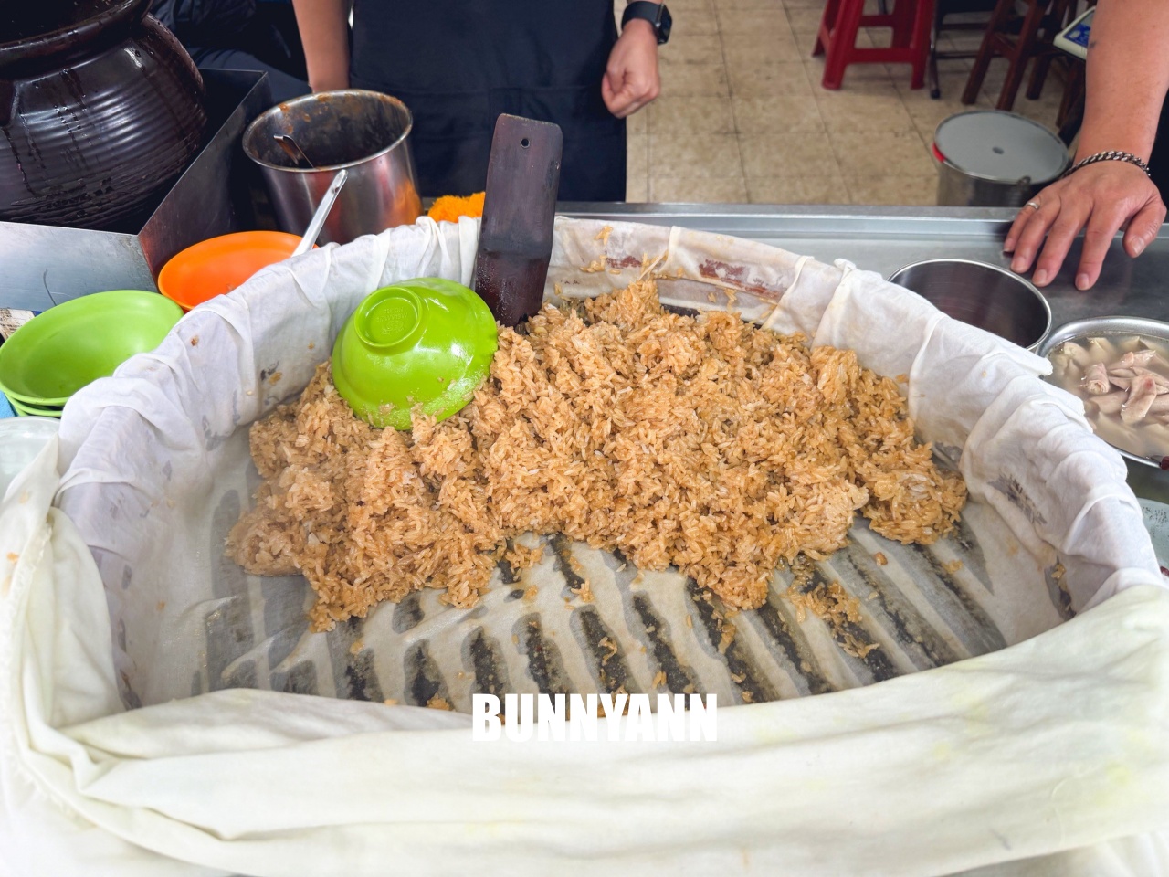 多數人都不知道，就是傳統油飯店家，直接點一套就夠吃，綜合湯是必吃的