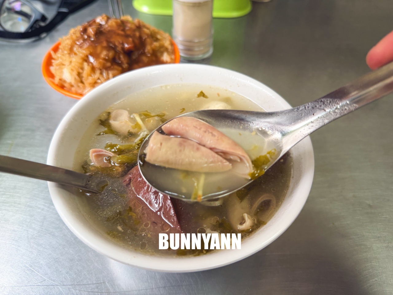 多數人都不知道，就是傳統油飯店家，直接點一套就夠吃，綜合湯是必吃的