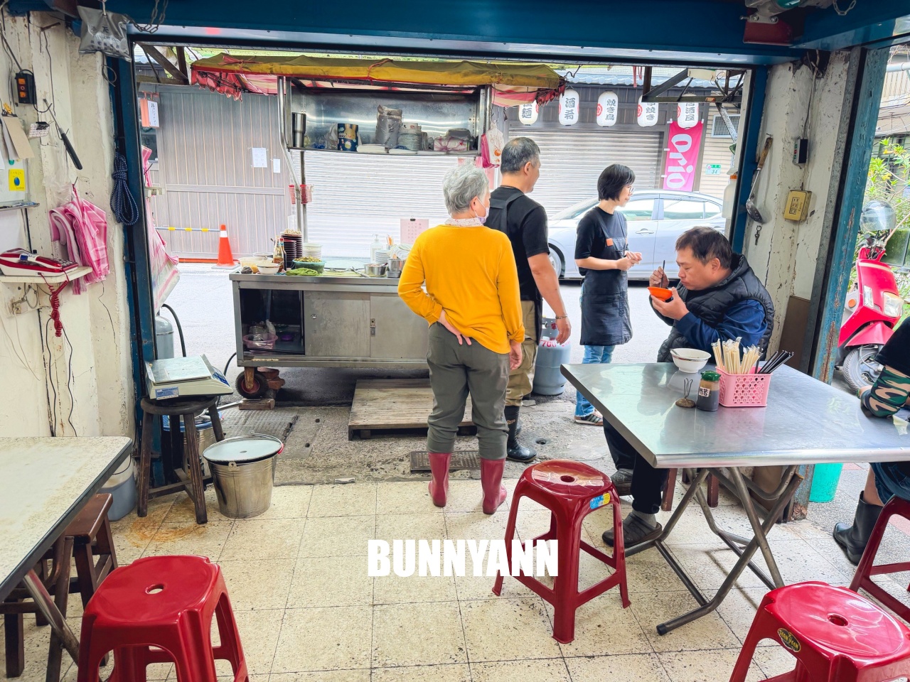 多數人都不知道，就是傳統油飯店家，直接點一套就夠吃，綜合湯是必吃的