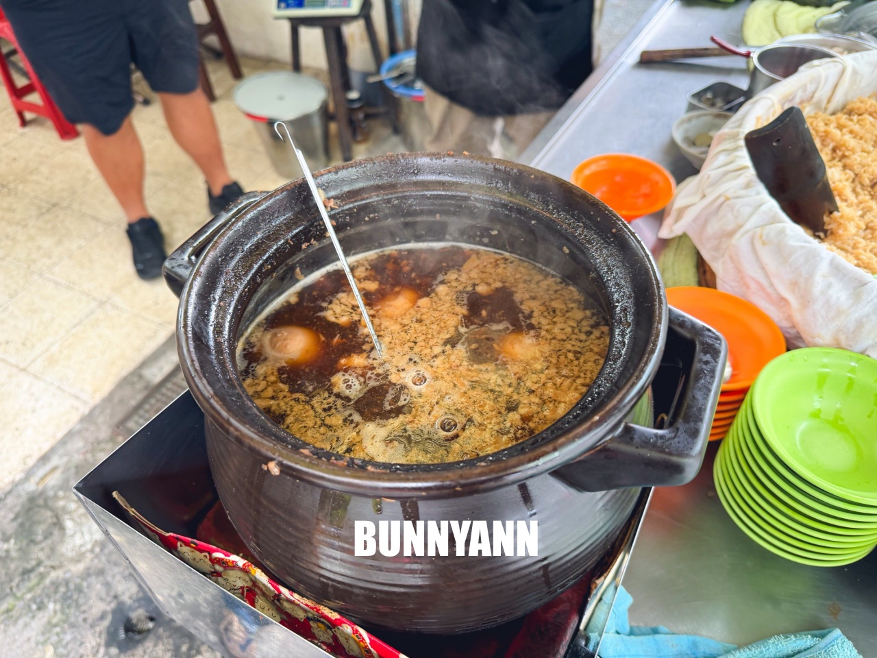 多數人都不知道，就是傳統油飯店家，直接點一套就夠吃，綜合湯是必吃的