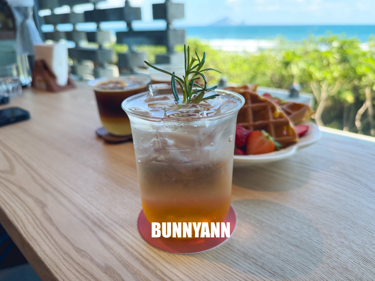 這間新開的很少人知道，就是面海咖啡店，水果鬆餅是招牌主打