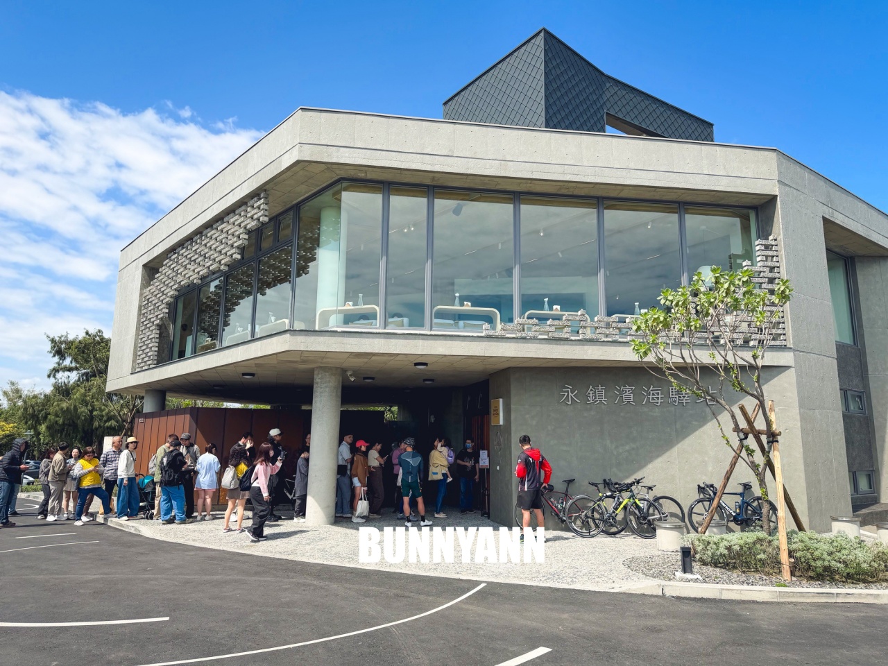 這間新開的很少人知道，就是面海咖啡店，水果鬆餅是招牌主打