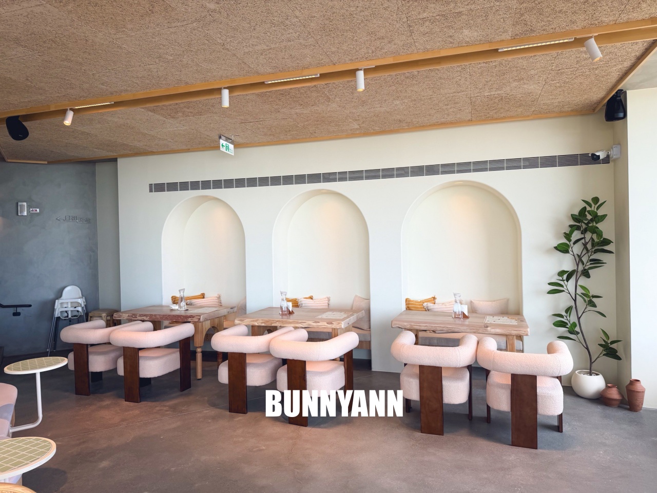 這間新開的很少人知道，就是面海咖啡店，水果鬆餅是招牌主打