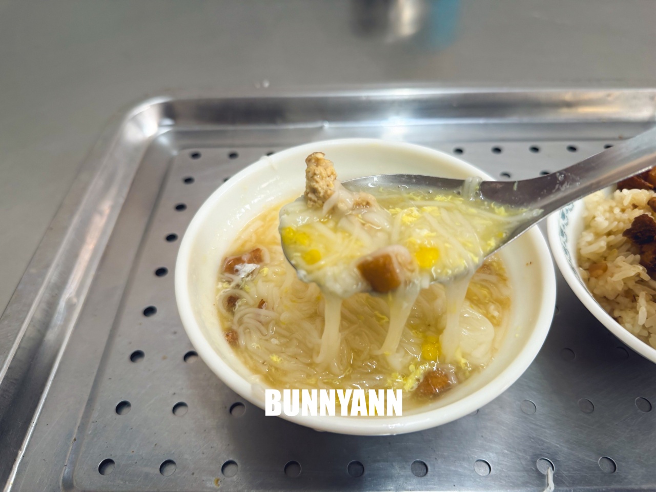 北港人不想曝光的白麵線糊,點個一碗加蛋就夠吃,米糕也是招牌 北港人不想曝光的白麵線糊,點個一碗加蛋就夠吃,米糕也是招牌