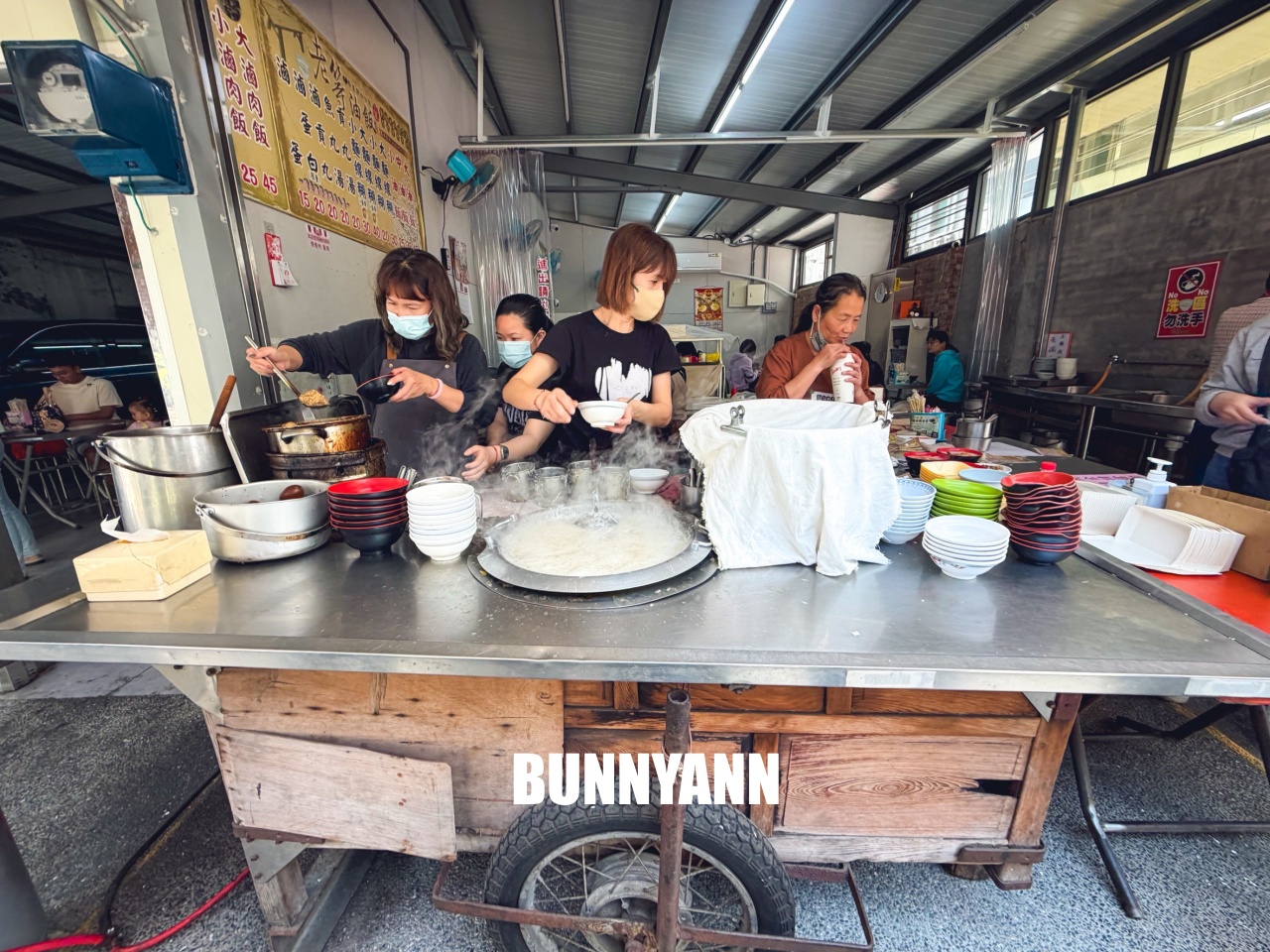 北港人不想曝光的白麵線糊,點個一碗加蛋就夠吃,米糕也是招牌 北港人不想曝光的白麵線糊,點個一碗加蛋就夠吃,米糕也是招牌