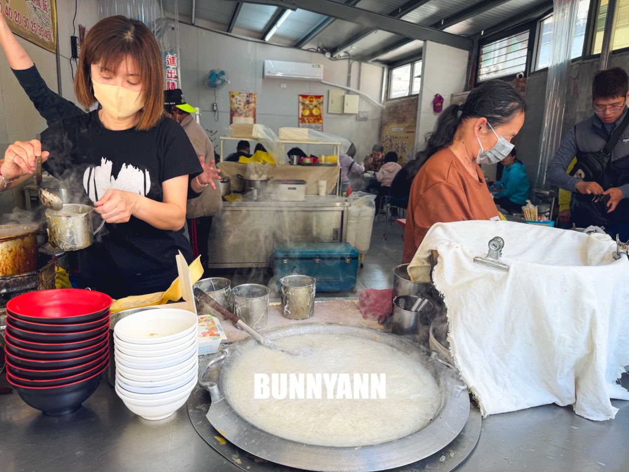 北港人不想曝光的白麵線糊，點個一碗加蛋就夠吃，米糕也是招牌