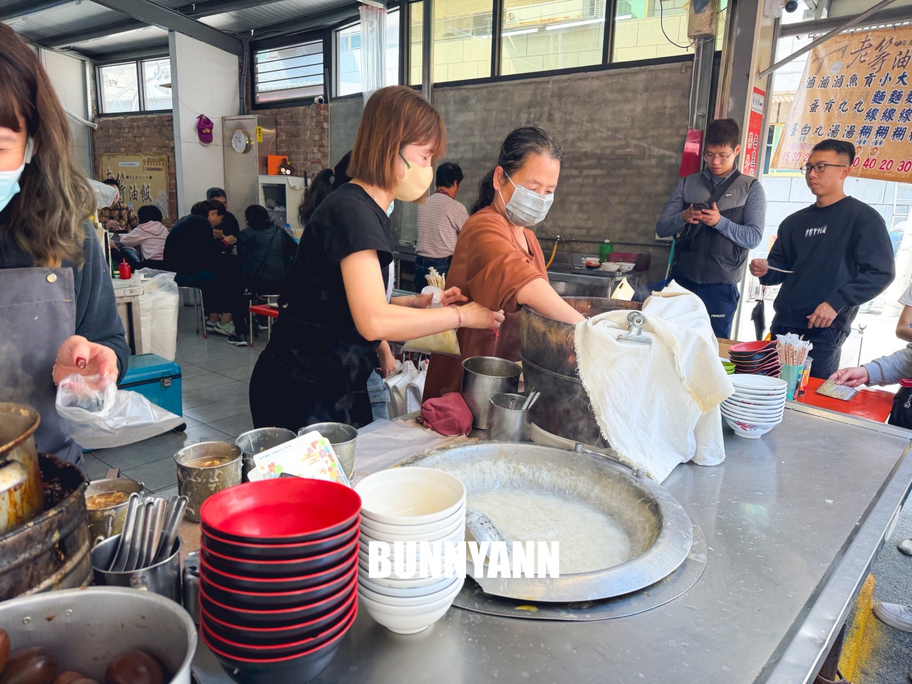 北港人不想曝光的白麵線糊,點個一碗加蛋就夠吃,米糕也是招牌 北港人不想曝光的白麵線糊,點個一碗加蛋就夠吃,米糕也是招牌