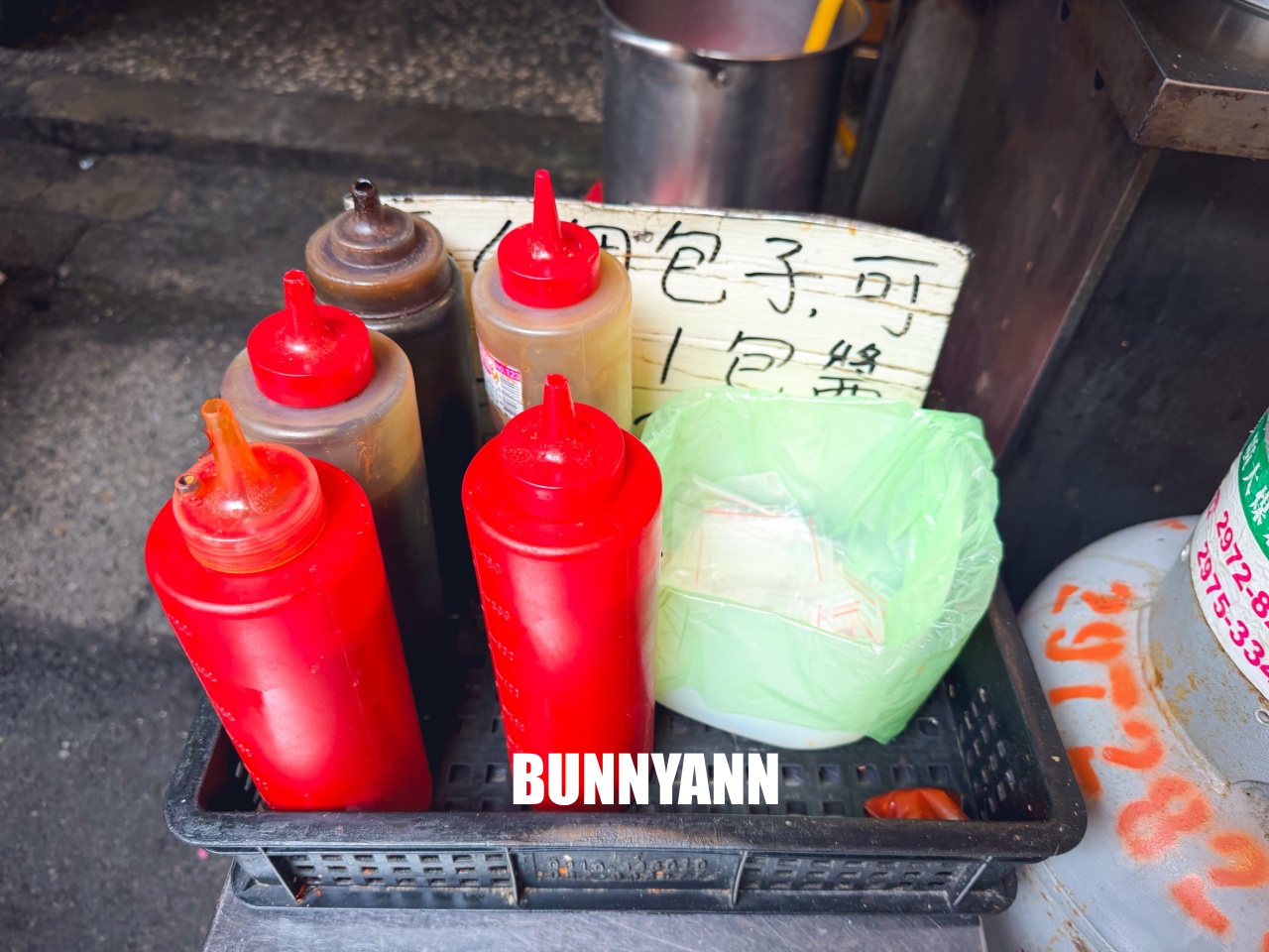 知道這間的人不多，卻是蔥肉煎包店家，點個兩三顆就夠吃，小籠包也是招牌