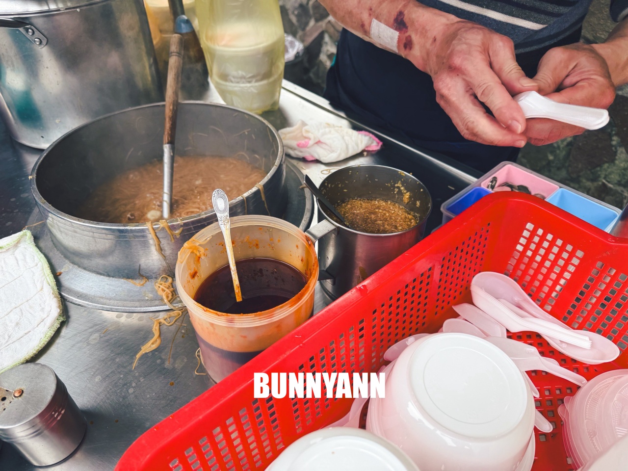 在地人激推!南榮路「許存睿豬灶麵線羹」一天只賣兩小時的超狂排隊神級小吃! 在地人激推!南榮路「許存睿豬灶麵線羹」一天只賣兩小時的超狂排隊神級小吃!