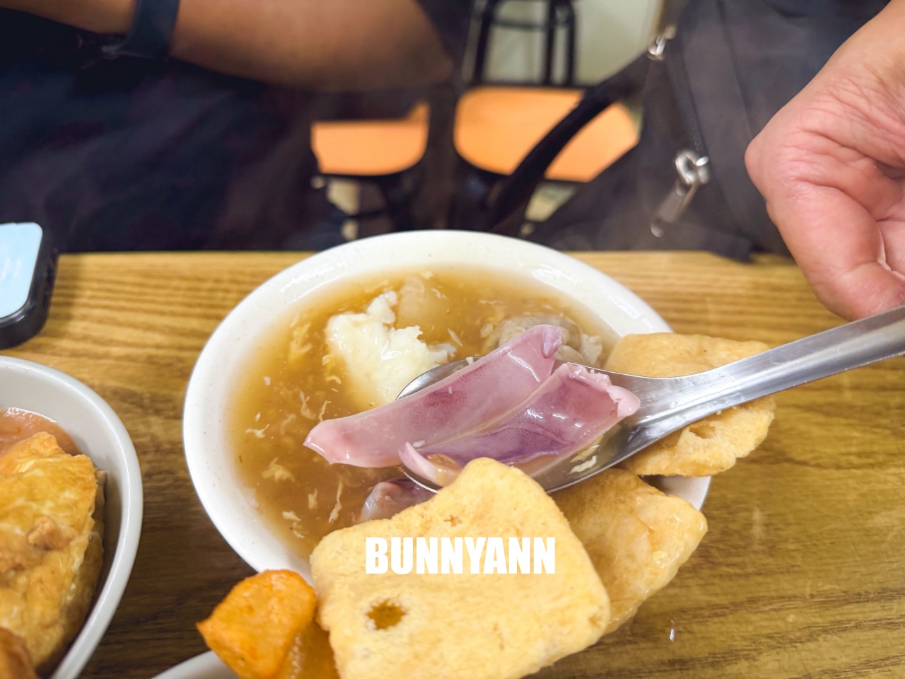 萬年大樓美食「貝玉天婦羅」超強，現炸酥脆天婦羅配魷魚羹，在地人從小吃到大的老字號！