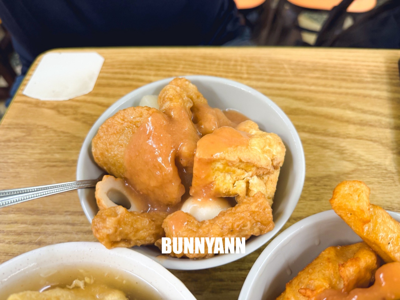 萬年大樓美食「貝玉天婦羅」超強，現炸酥脆天婦羅配魷魚羹，在地人從小吃到大的老字號！