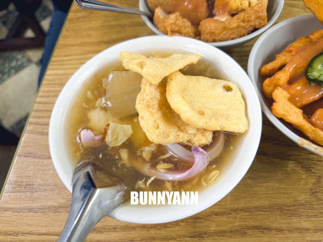 萬年大樓美食「貝玉天婦羅」超強，現炸酥脆天婦羅配魷魚羹，在地人從小吃到大的老字號！