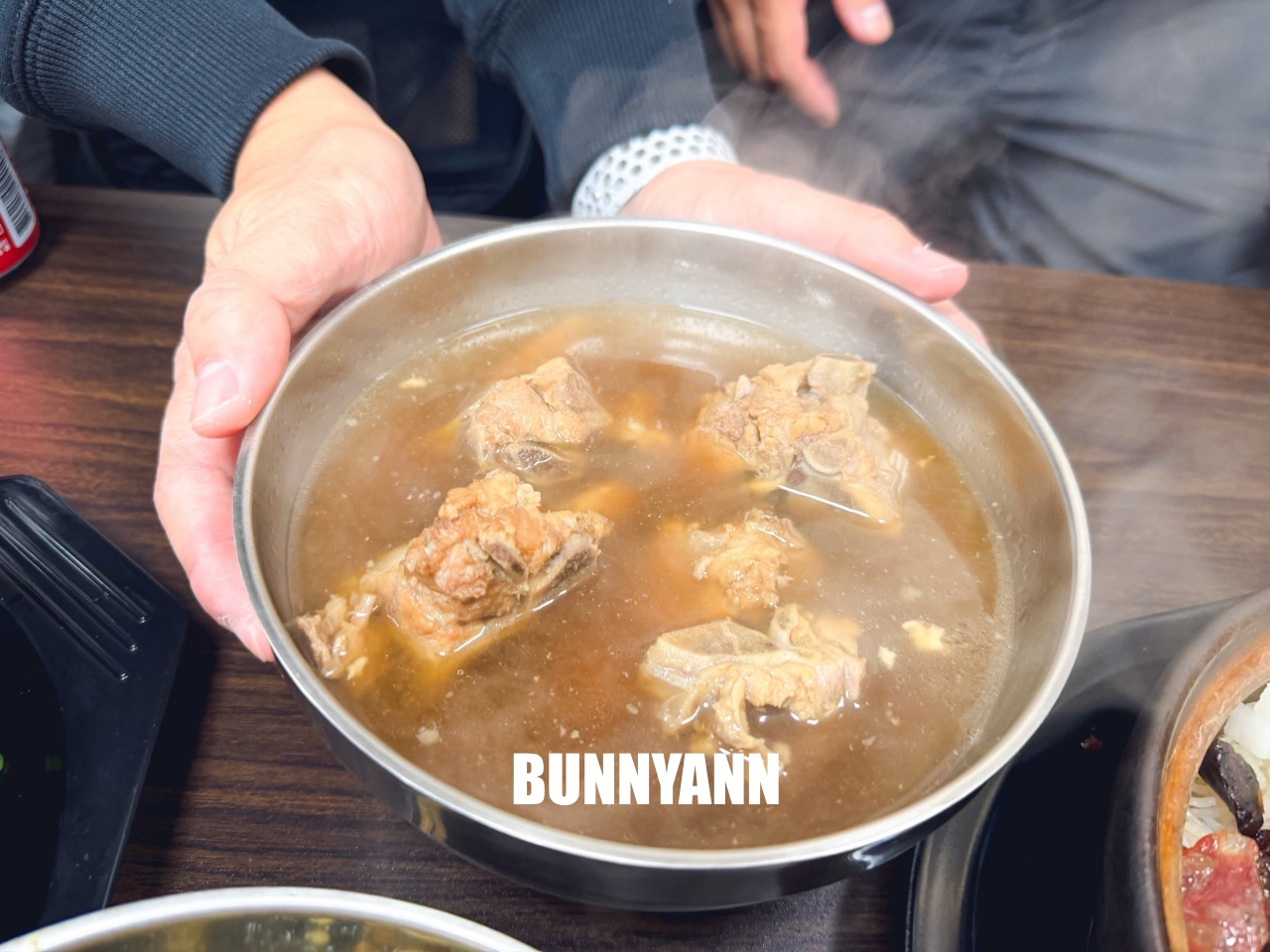 這間你應該不會發現，隱藏版臘味煲仔飯，必點超狂麻辣皮蛋拌麵！