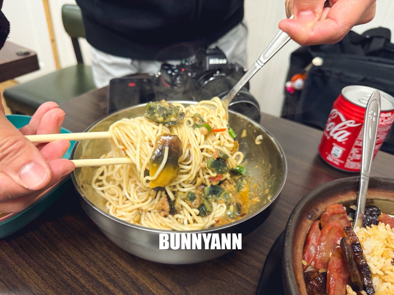 這間你應該不會發現，隱藏版臘味煲仔飯，必點超狂麻辣皮蛋拌麵！