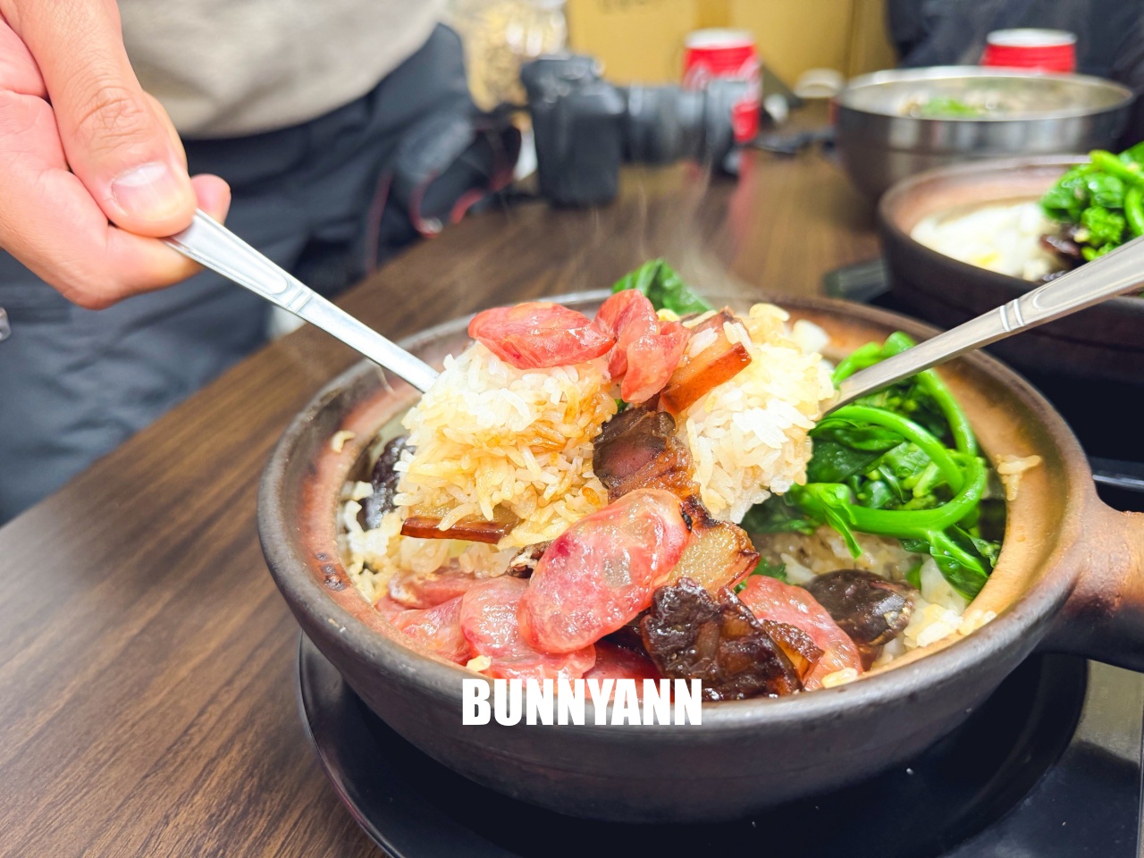 這間你應該不會發現，隱藏版臘味煲仔飯，必點超狂麻辣皮蛋拌麵！