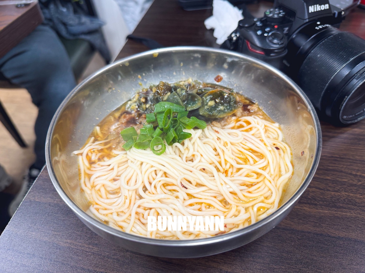 這間你應該不會發現，隱藏版臘味煲仔飯，必點超狂麻辣皮蛋拌麵！