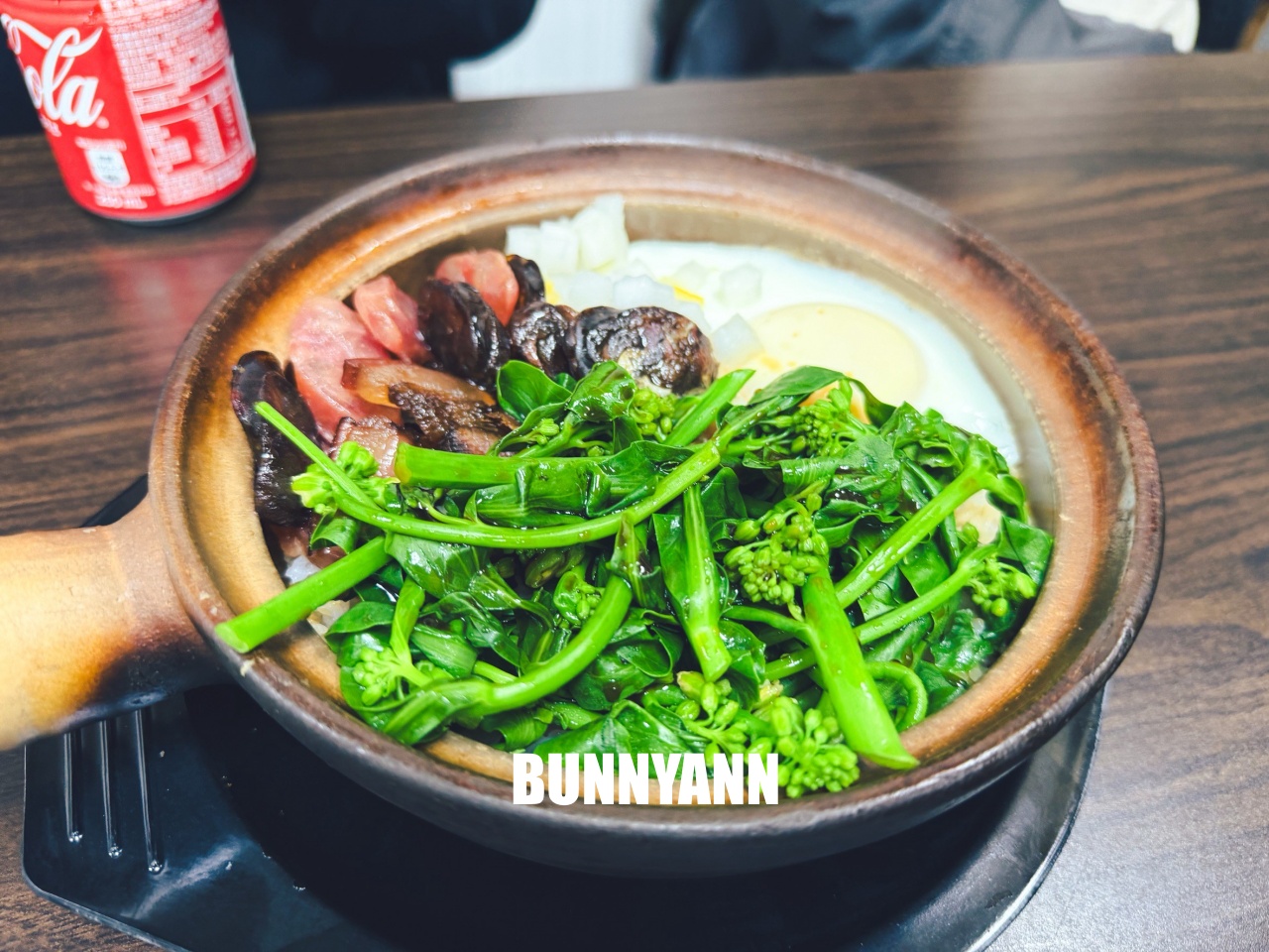 這間你應該不會發現，隱藏版臘味煲仔飯，必點超狂麻辣皮蛋拌麵！