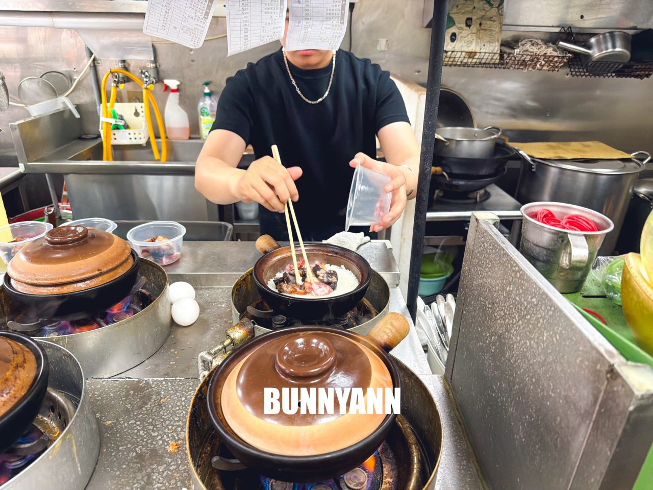 這間你應該不會發現，隱藏版臘味煲仔飯，必點超狂麻辣皮蛋拌麵！