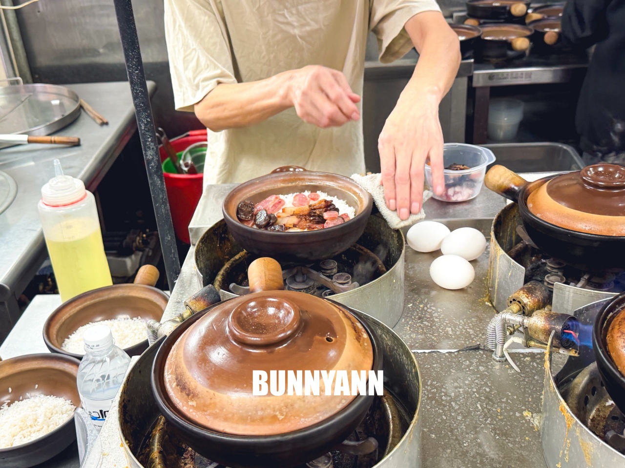 這間你應該不會發現，隱藏版臘味煲仔飯，必點超狂麻辣皮蛋拌麵！