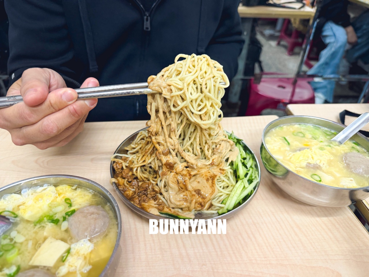 雖然只有在地人吃，卻是前三名涼麵店，點個一份就夠吃，三合一湯也是招牌