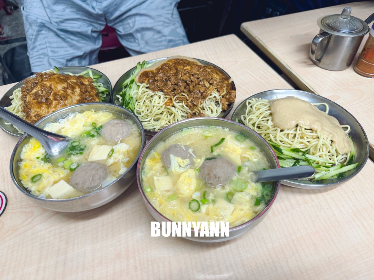 雖然只有在地人吃，卻是前三名涼麵店，點個一份就夠吃，三合一湯也是招牌