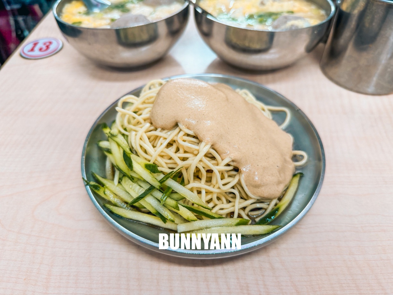 雖然只有在地人吃，卻是前三名涼麵店，點個一份就夠吃，三合一湯也是招牌