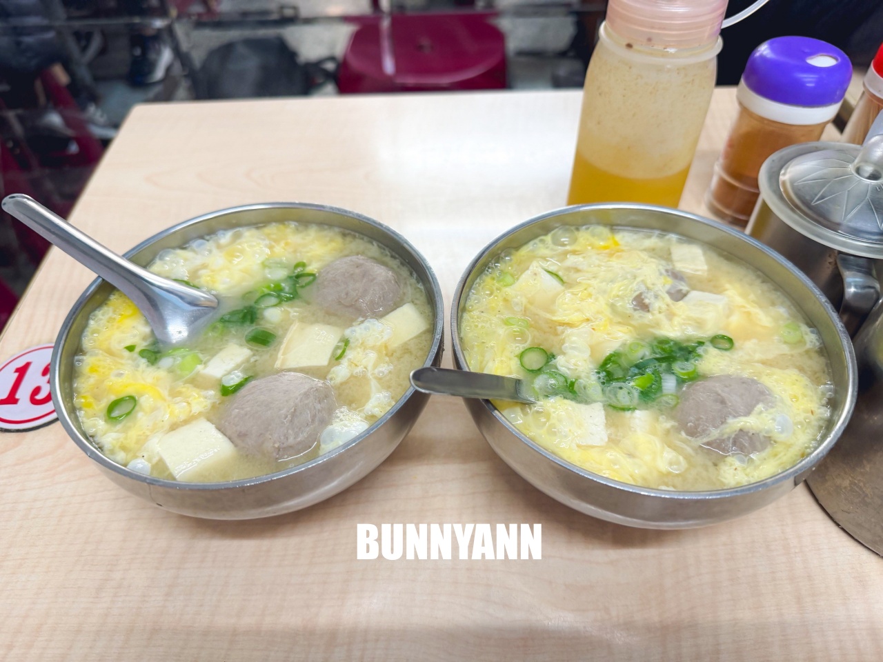 雖然只有在地人吃，卻是前三名涼麵店，點個一份就夠吃，三合一湯也是招牌