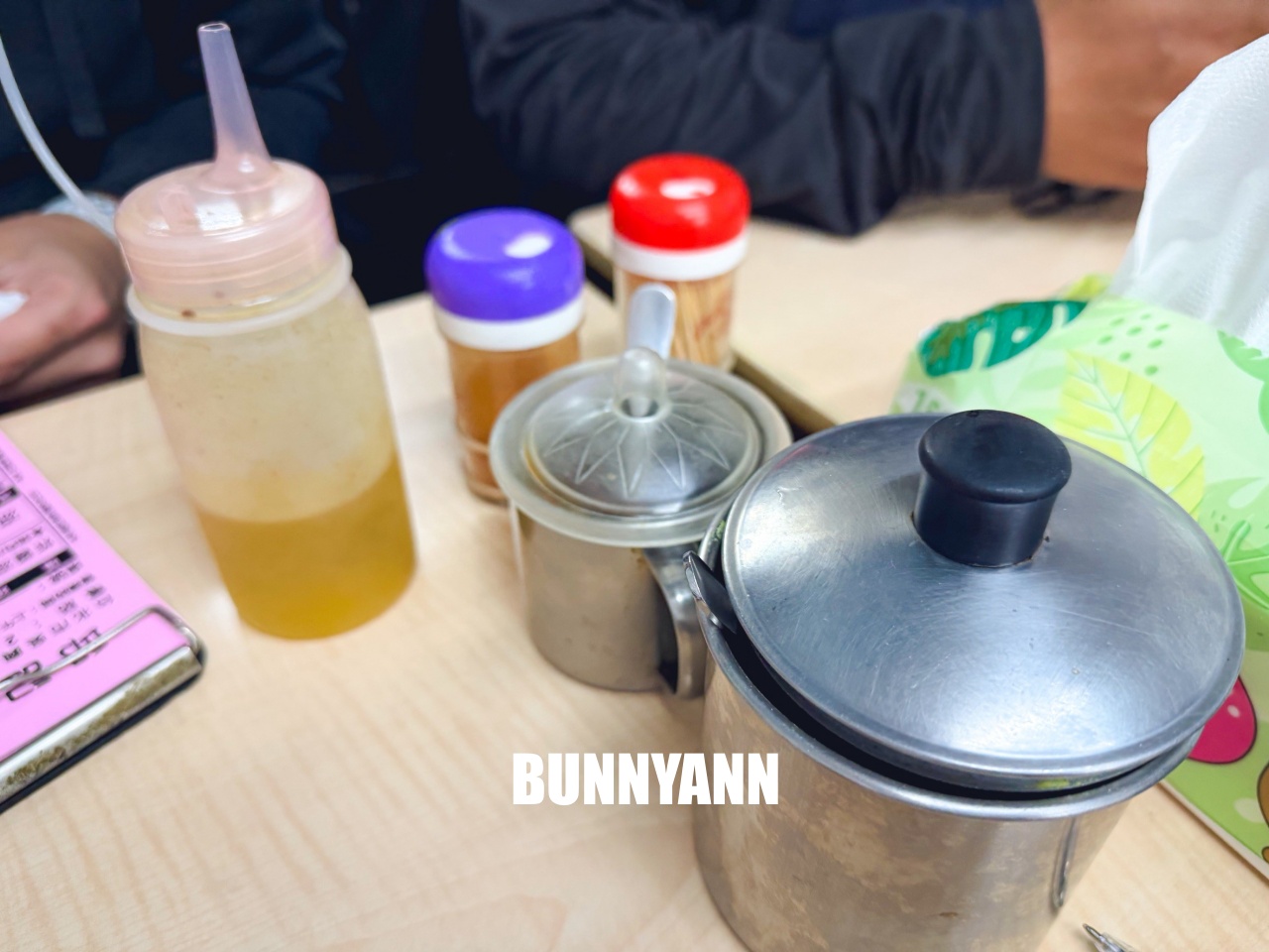 雖然只有在地人吃，卻是前三名涼麵店，點個一份就夠吃，三合一湯也是招牌