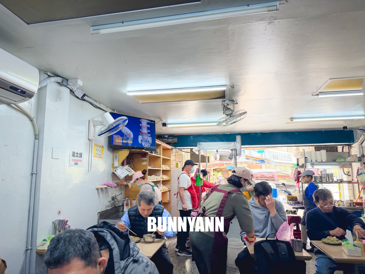 雖然只有在地人吃，卻是前三名涼麵店，點個一份就夠吃，三合一湯也是招牌