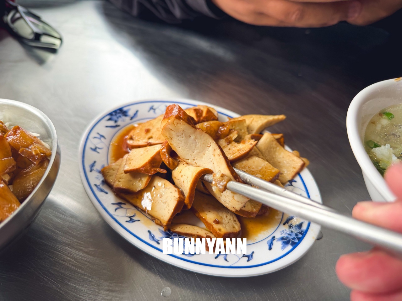 當地人才知道這間，卻是鮮魚湯店家，點個一碗就很滿足，滷肉飯也是招牌