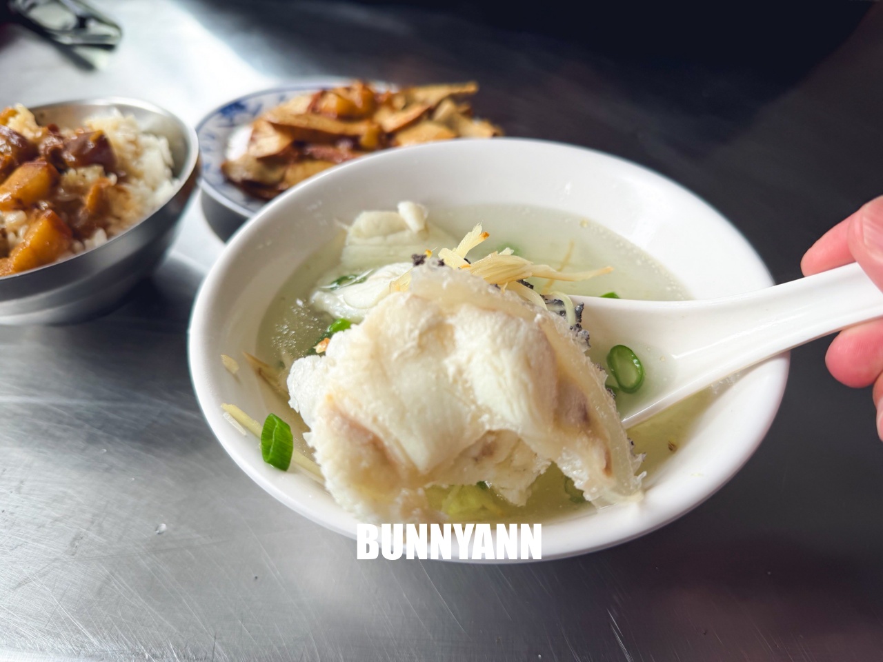 當地人才知道這間，卻是鮮魚湯店家，點個一碗就很滿足，滷肉飯也是招牌