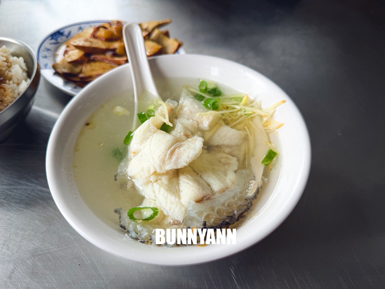 當地人才知道這間，卻是鮮魚湯店家，點個一碗就很滿足，滷肉飯也是招牌