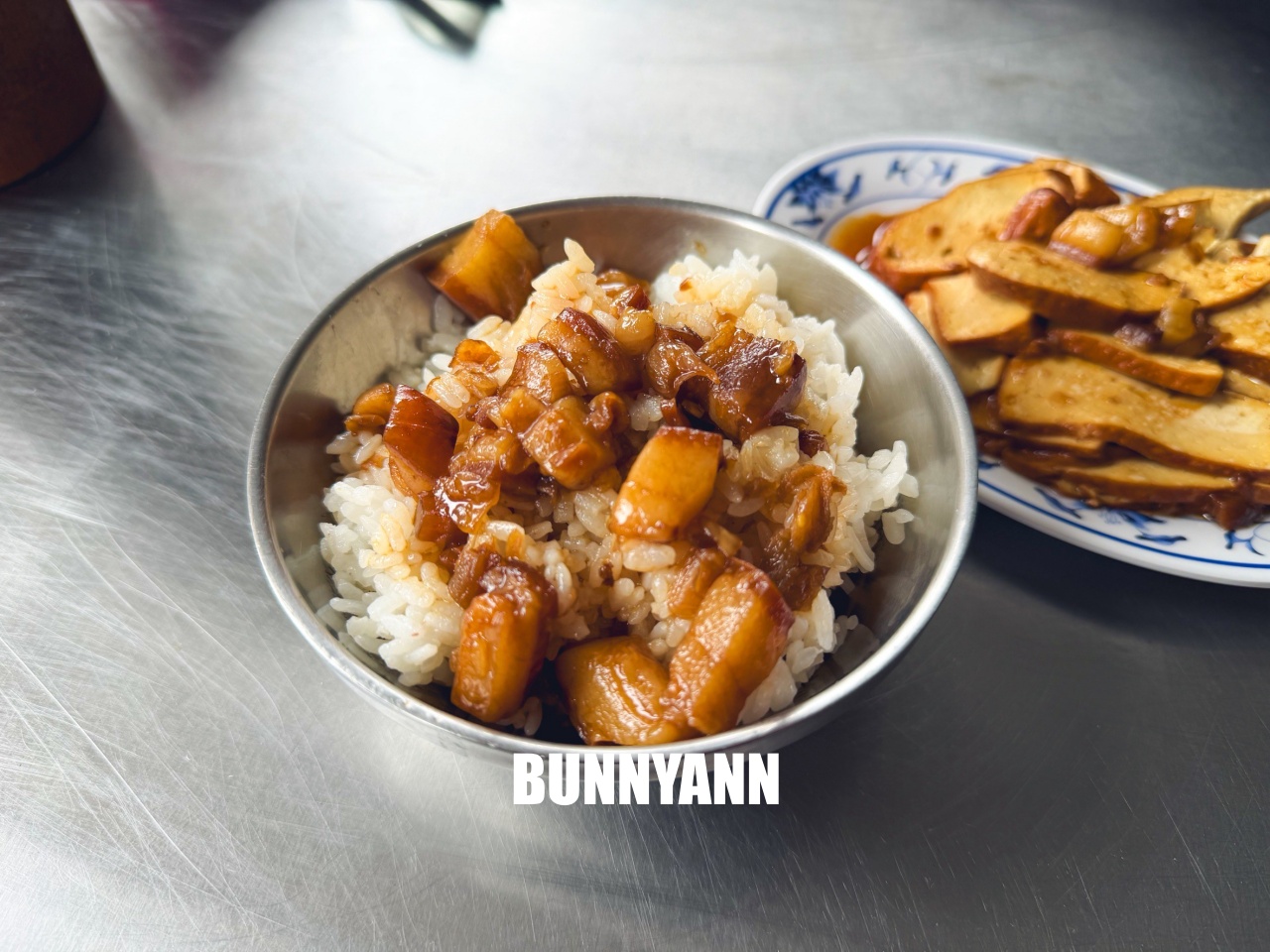 當地人才知道這間，卻是鮮魚湯店家，點個一碗就很滿足，滷肉飯也是招牌