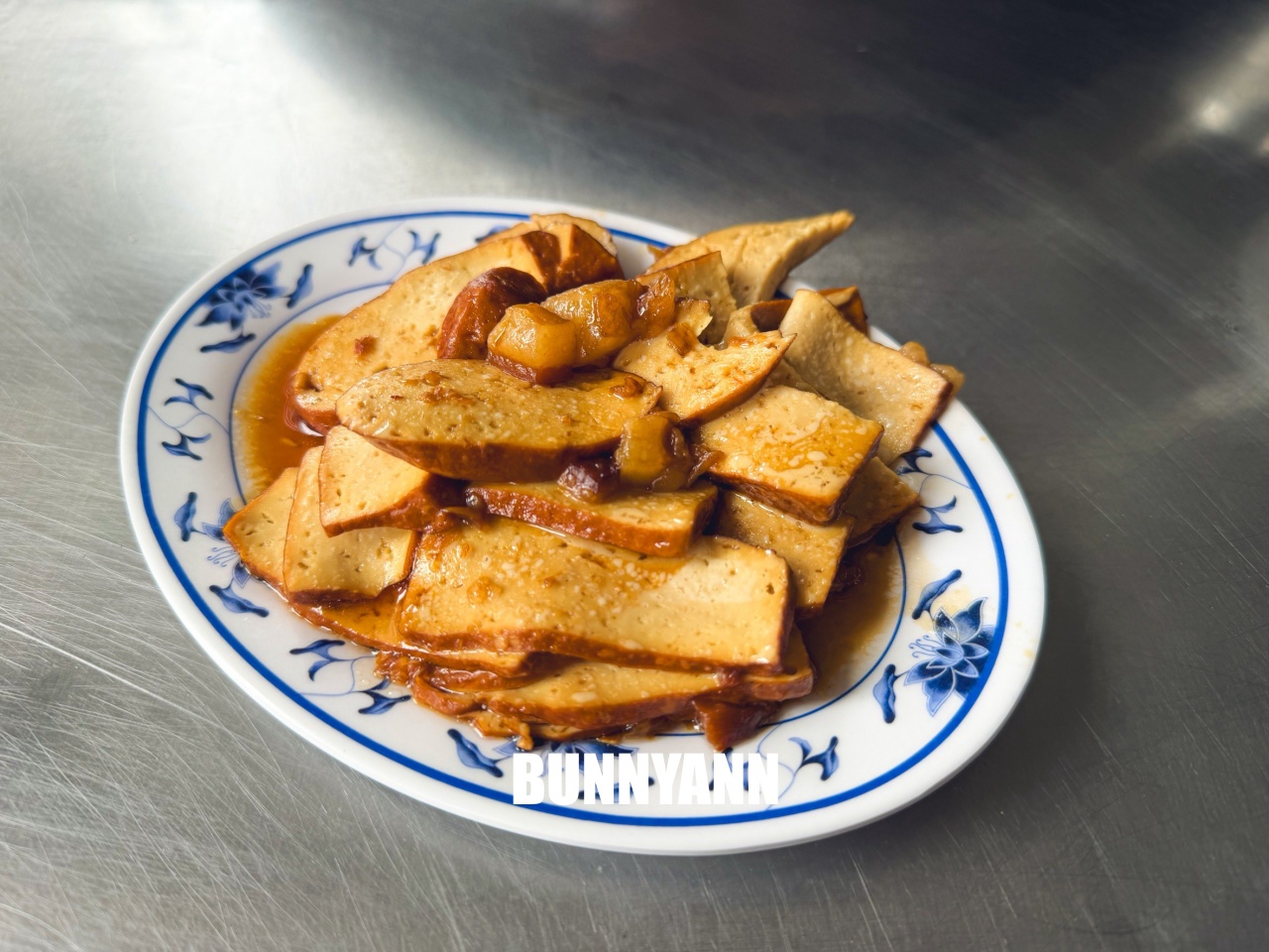 當地人才知道這間，卻是鮮魚湯店家，點個一碗就很滿足，滷肉飯也是招牌