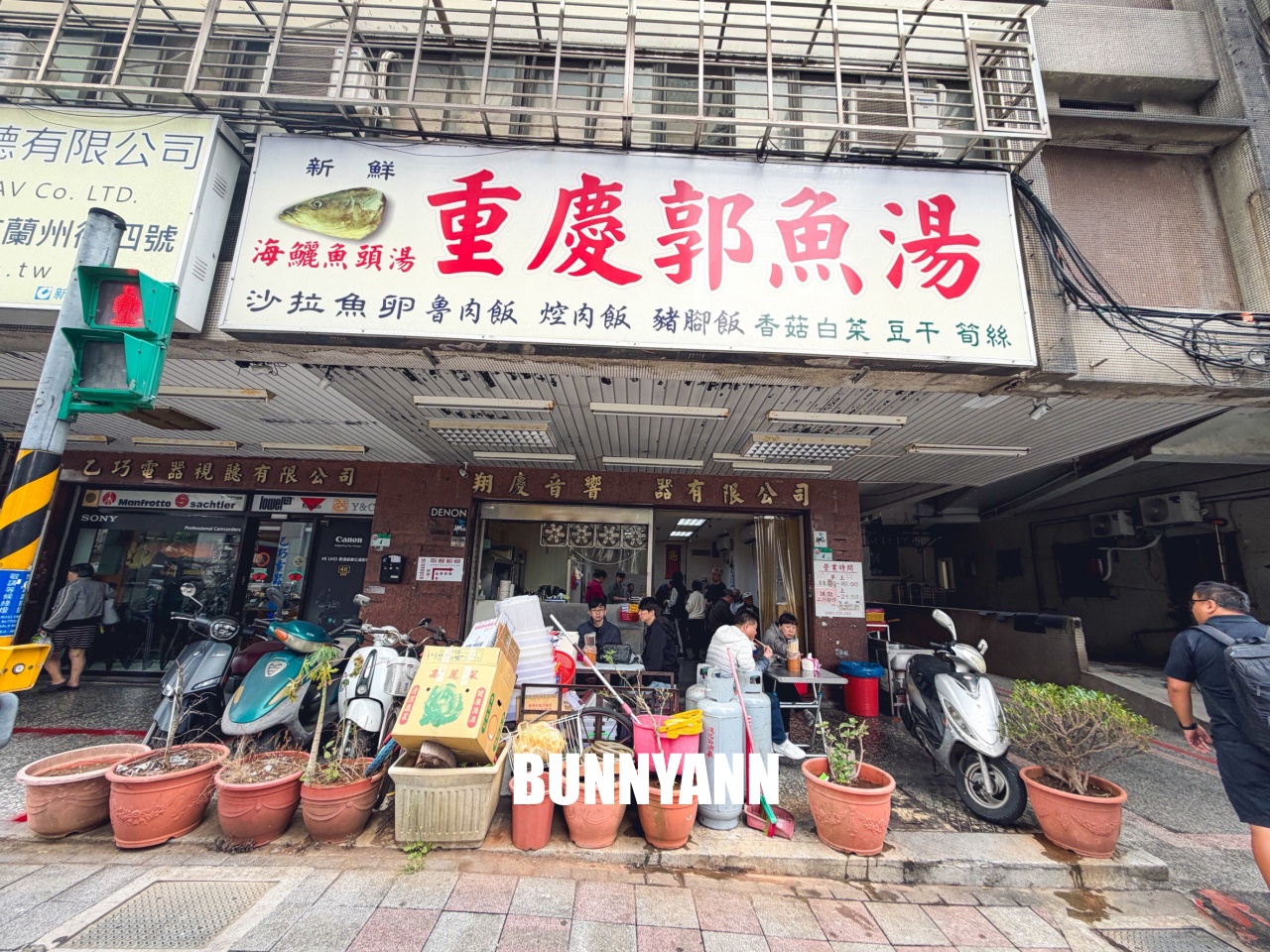 當地人才知道這間，卻是鮮魚湯店家，點個一碗就很滿足，滷肉飯也是招牌