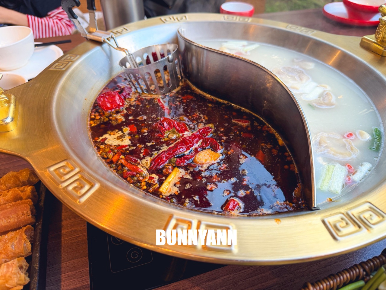 只有當地人才知道，卻是鴛鴦鍋店家，點個牛魔王就很夠吃，功夫菜也是招牌