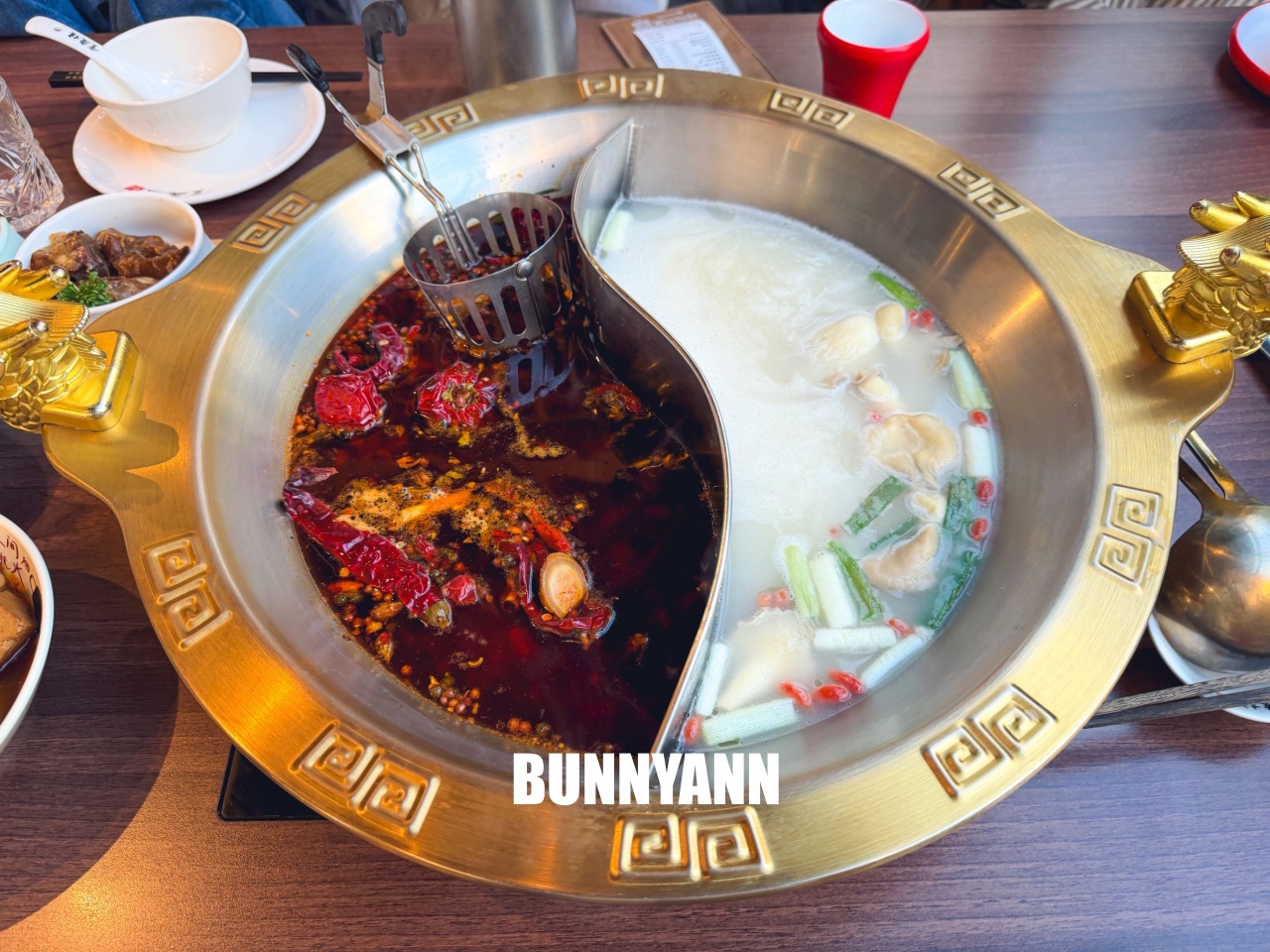 只有當地人才知道，卻是鴛鴦鍋店家，點個牛魔王就很夠吃，功夫菜也是招牌