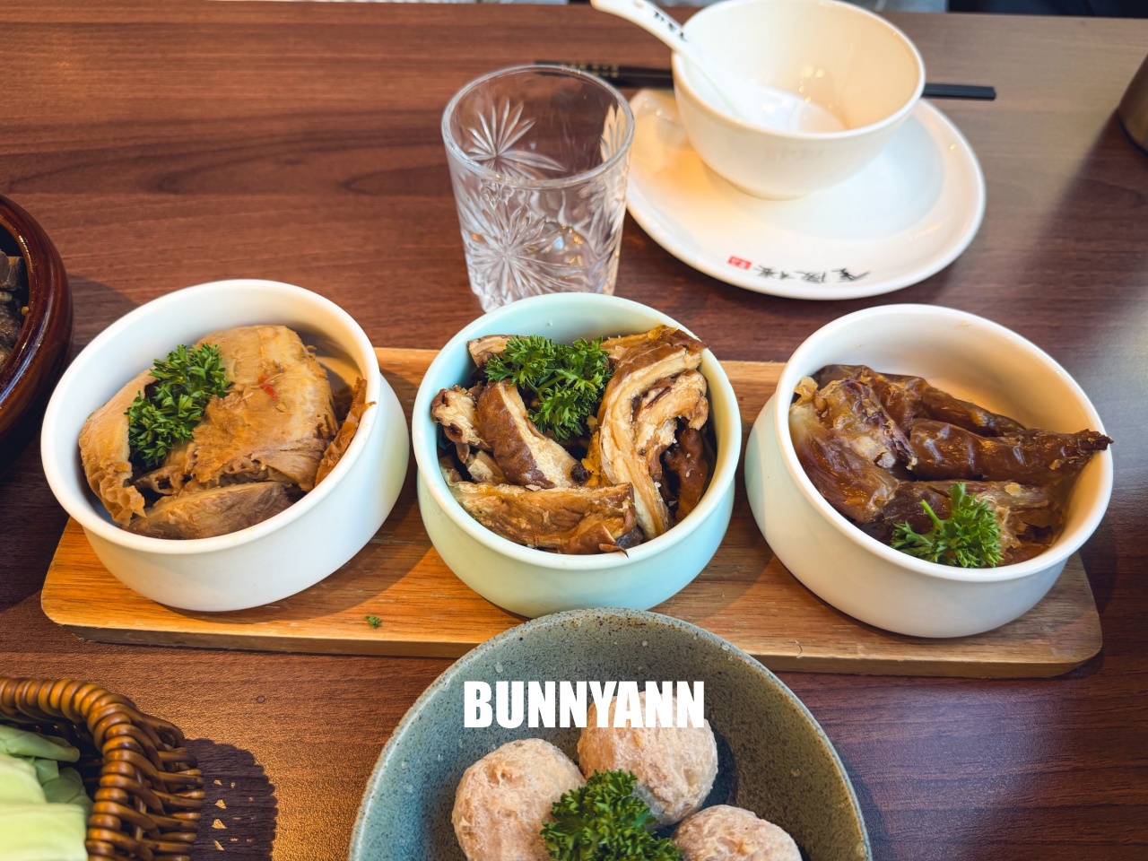 只有當地人才知道，卻是鴛鴦鍋店家，點個牛魔王就很夠吃，功夫菜也是招牌