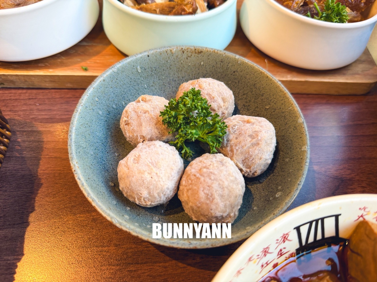 只有當地人才知道，卻是鴛鴦鍋店家，點個牛魔王就很夠吃，功夫菜也是招牌