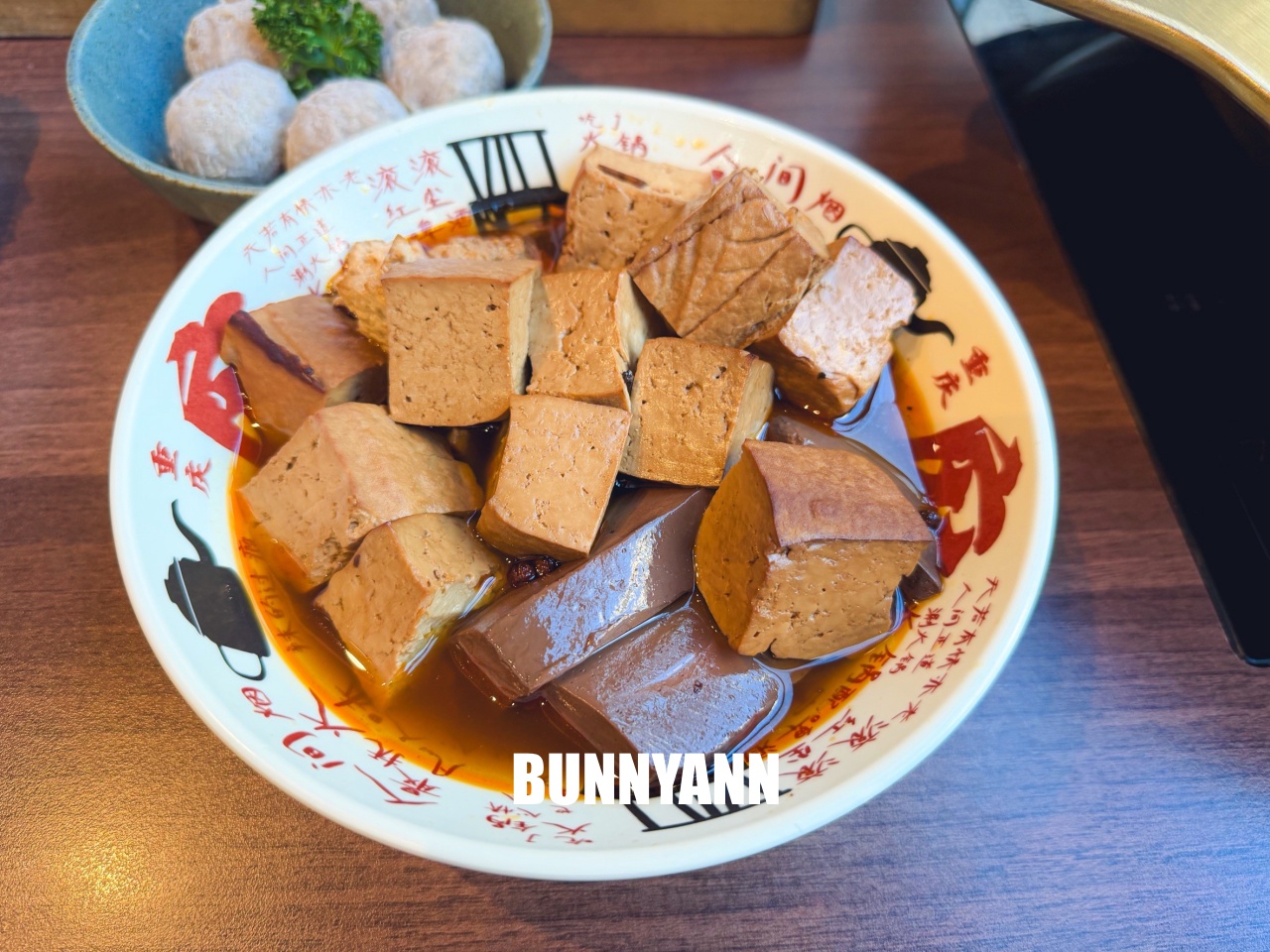 只有當地人才知道，卻是鴛鴦鍋店家，點個牛魔王就很夠吃，功夫菜也是招牌