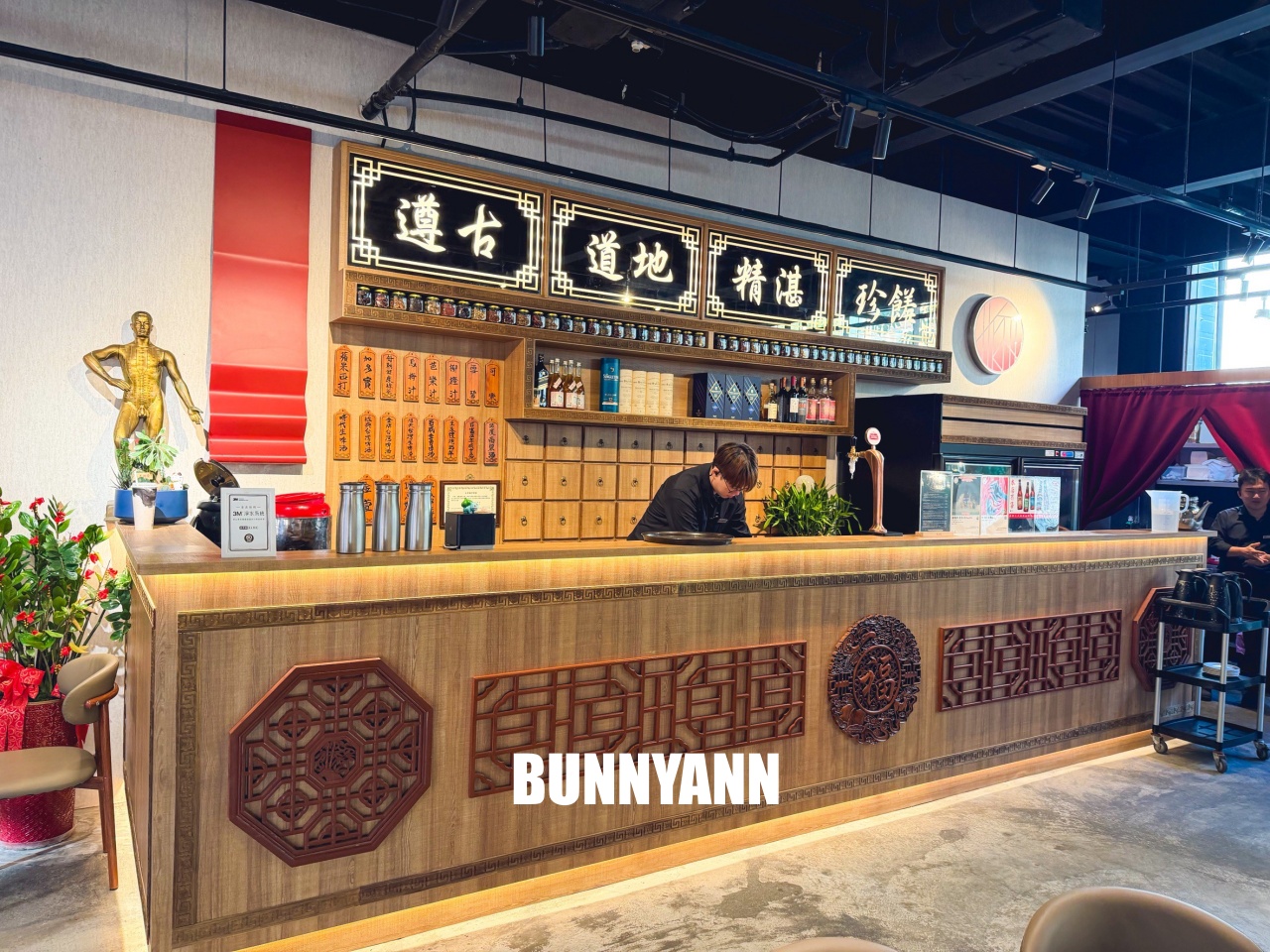 只有當地人才知道，卻是鴛鴦鍋店家，點個牛魔王就很夠吃，功夫菜也是招牌